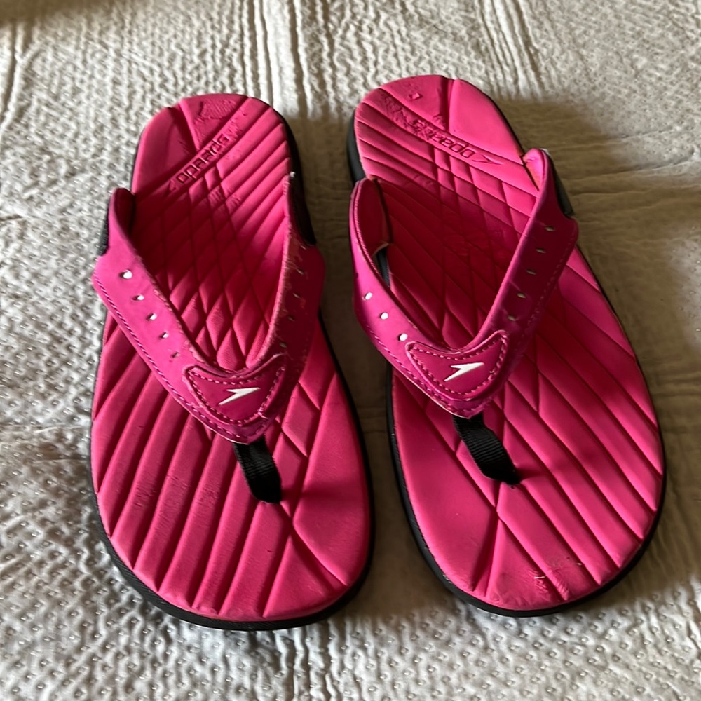 Size 10 thong speedo, pink sandals